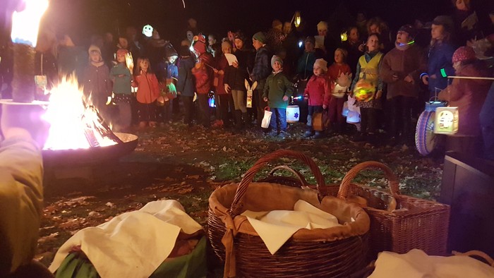 Menschen um Lagerfeuer