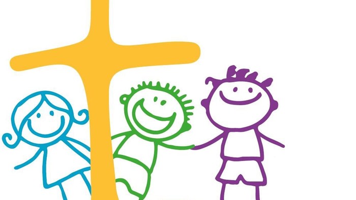 Das Bild zeigt drei Kinder vor einem Kreuz mit dem Text 