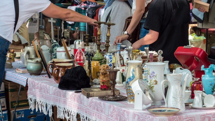 En markedsbude med mange smykker og pyßer.