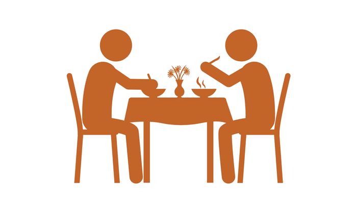 To to spise sammen ved bordet