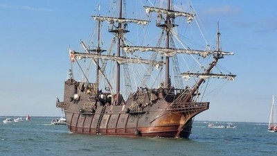 Et stort tre-mastet skib sejler på havet.