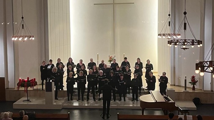 Die Kantorei an der Lutherkirche vor dem Altarraum