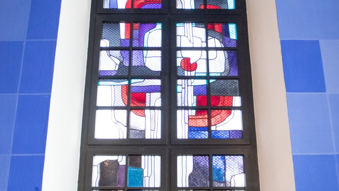 Buntes Kirchenfenster vor blauem Hintergrund