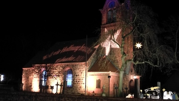 Dorfkirche Großziethen von außen am Abend, weihnachtlich beleuchtet
