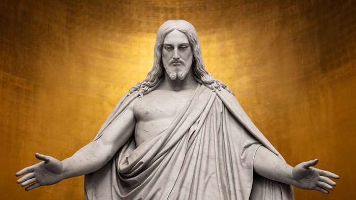 Statue af Jesus med udstrakt arme.