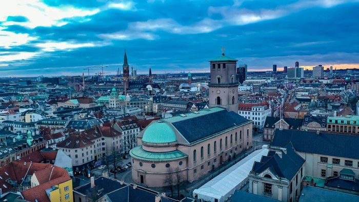 Byen med kirke og mange huse.