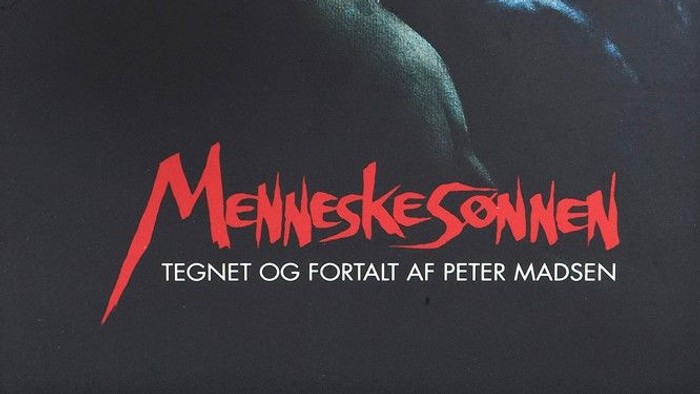 Billedet viser en mørk baggrund med en spøgelsesagtig skikkelse og tekst i rød og hvid.