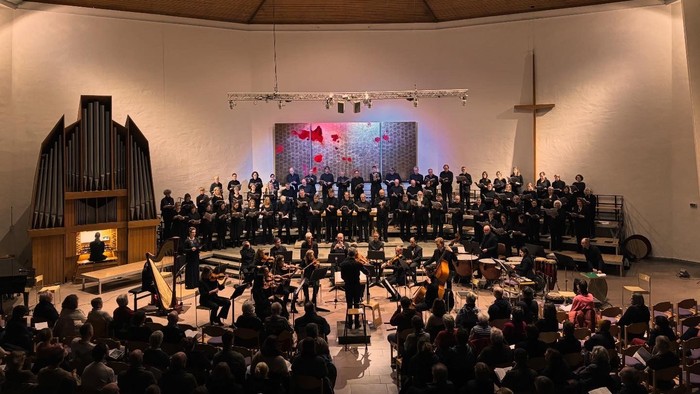 Blick in die Ölbergkirche mit großem Chor, Orchester Orgel und Publikum während eines Konzertes