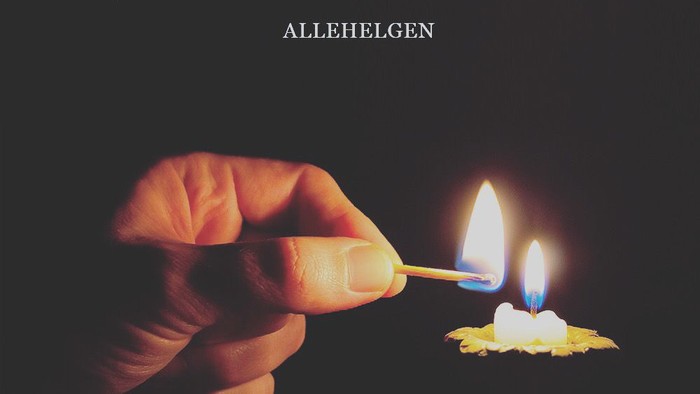 Hånd tænder to lyse candler.