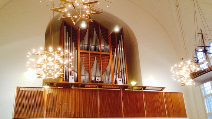 Stor orgel med belysning i kirke