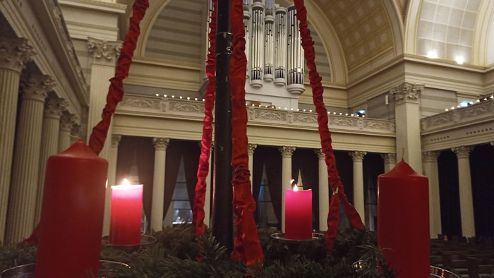 Weihnachtsdekoration in Kirche mit Kerzen und Organ
