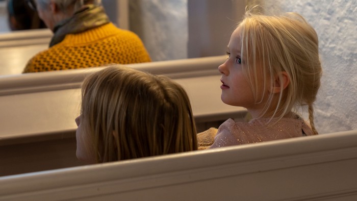 Børn på kirkebænk