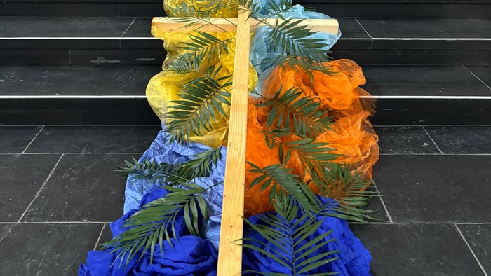 Kirchenaltar mit bunten Verzierungen und Kerzen