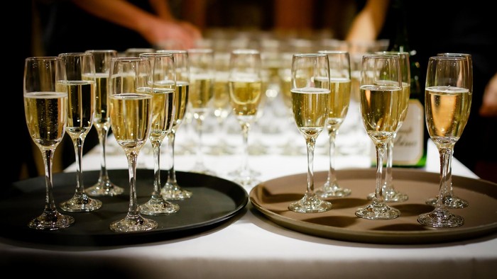 Billede af fyldte champagneglas