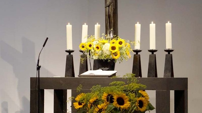 Ein Altar mit Kerzen, Blumen und Mikrofon