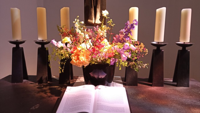 Bücher, Blumen und Kerzen auf Tisch