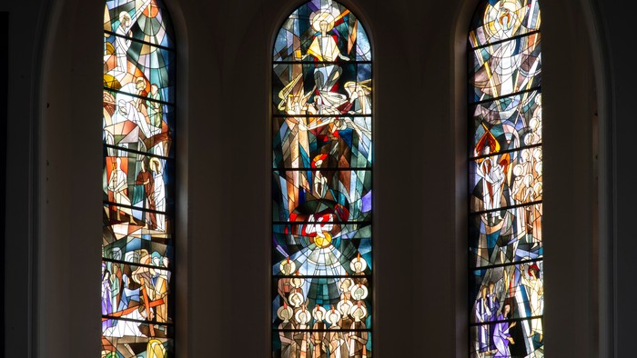 Bunte Kirchenfenster mit religiösen Motiven