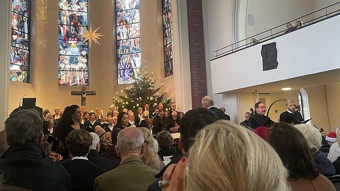 Gottesdienst mit Gemeinde und Weihnachtsbaum