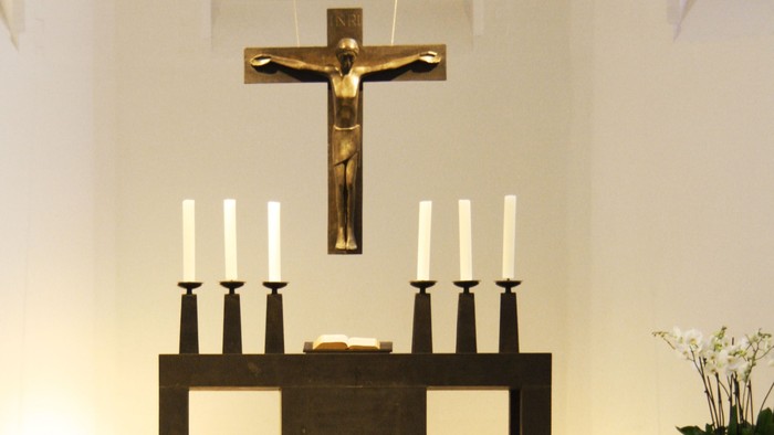 Kirchliche Innenansicht mit Kreuz und Kerzen