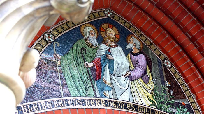 Das Mosaik zeigt drei biblische Figuren in farbenfrohen Gewändern
