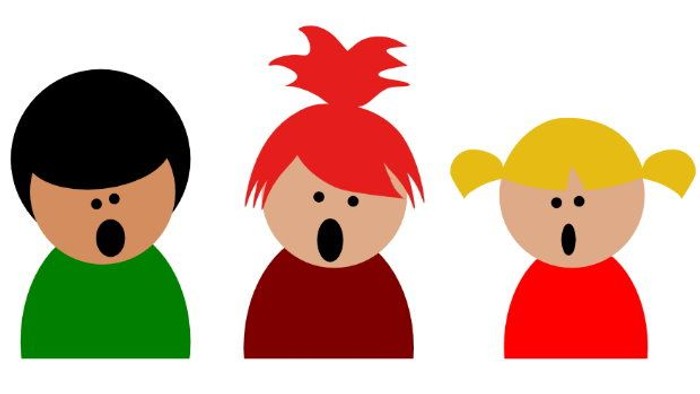 Drei Kinder mit unterschiedlichen Haaren singen