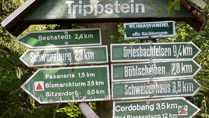 Wanderweg-Schild mit verschiedenen Zielen und Entfernungen bei Trippstein