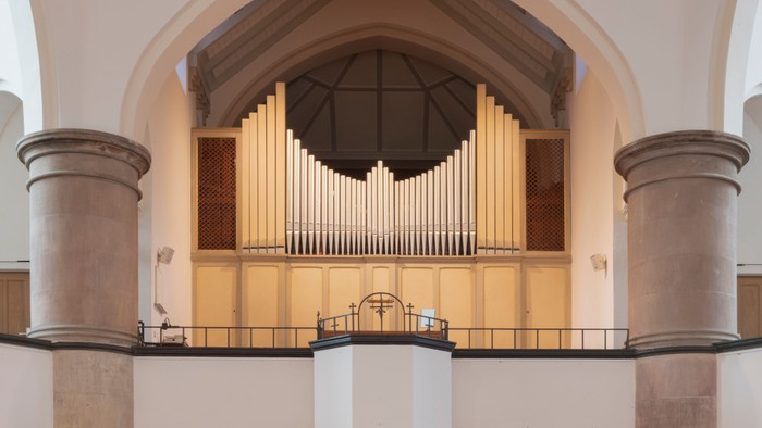 Ein Kirchenorgel in einem großen, hellen Kirchenraum