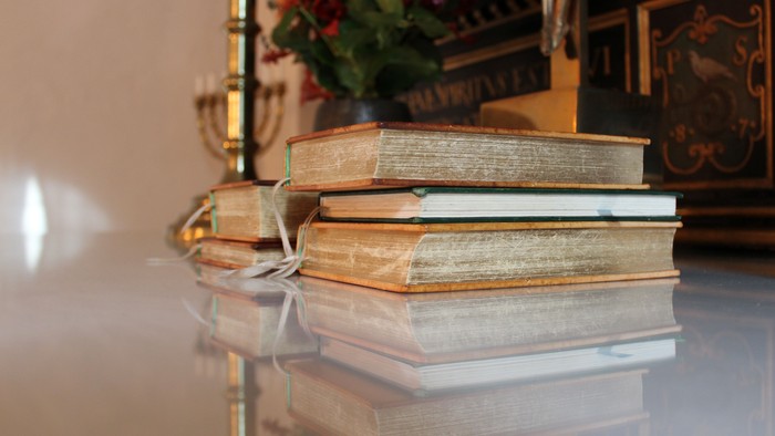 Slidte alterbøger på Brønshøj Kirkes alter