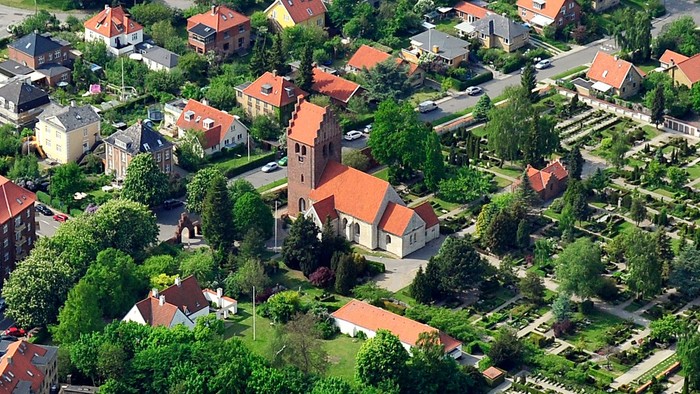 Luftfoto af Brønshøj Kirke og omliggende villaer