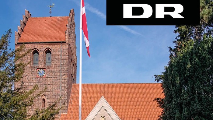 Brønshøj Kirke med DR-logo i anledning af radiotransmission af gudstjeneste