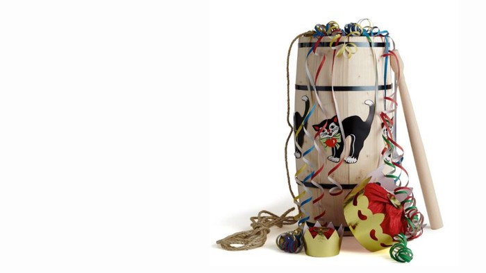 En håndmalet trætromme med farverige dekorationer og et lille træfigur.