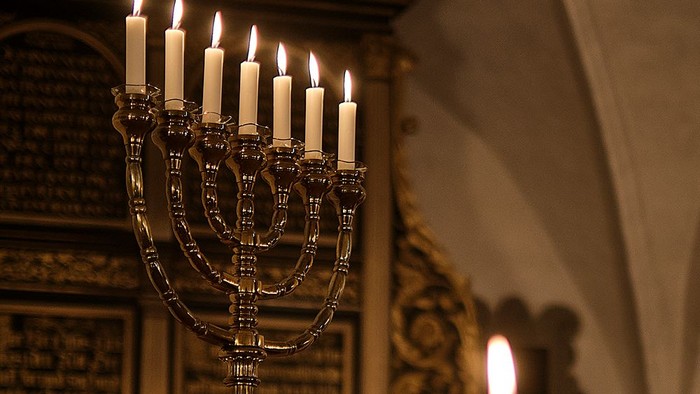 En lyset sevende lysestage i en kirke.