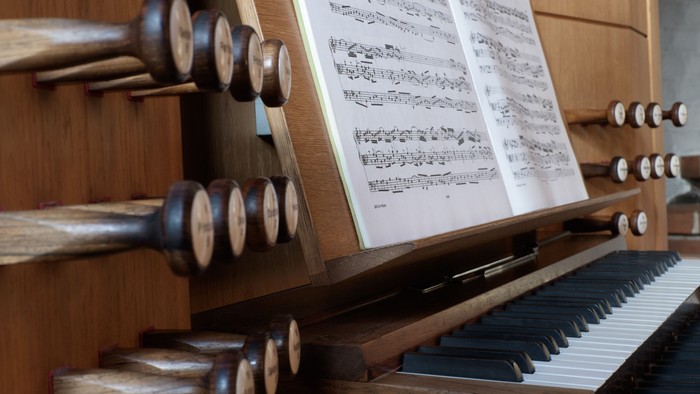 Et orgel med noter og tangenter