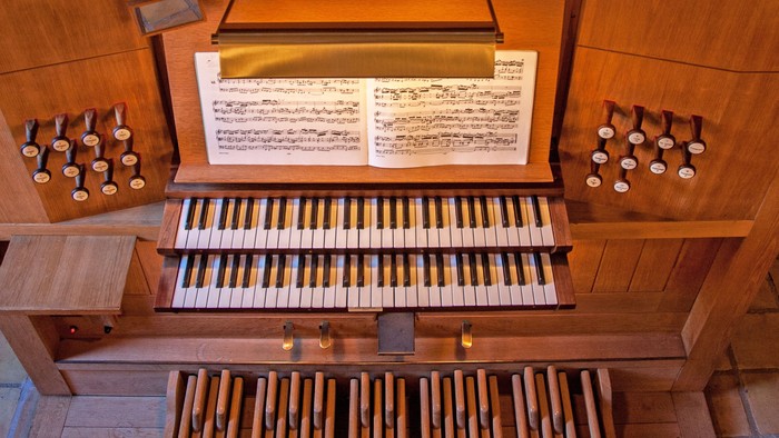 Et orgel med noter og to manualer