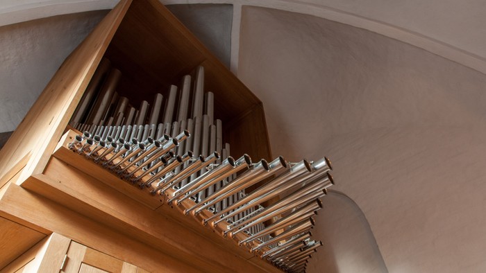 Orgelet i kirken med sine mange pipers