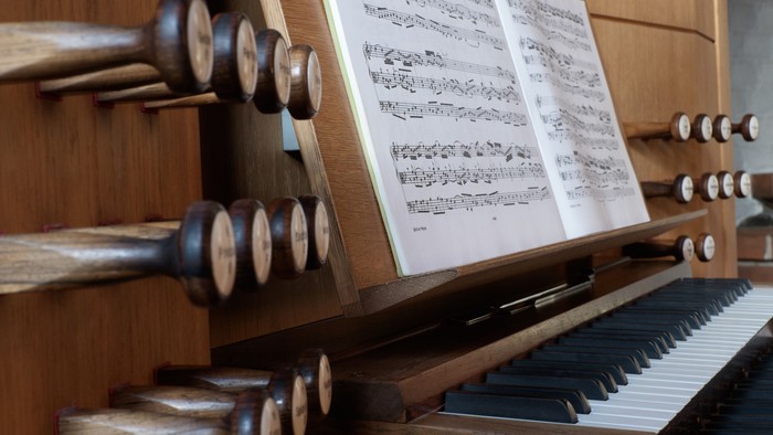 Et orgel med noter og tangenter