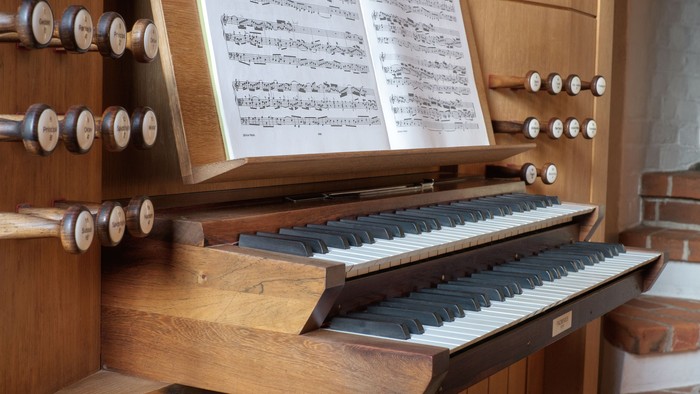 Orgel, klaviatur og node