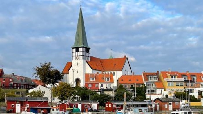 En kystby med kirke og både ved vandet