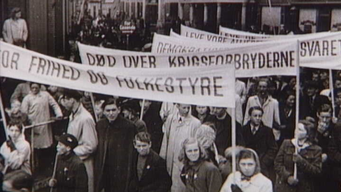 En gruppe mennesker demonstrationer med banner.