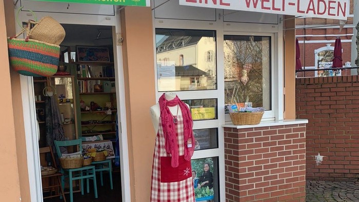 Ein kleiner Laden mit buntem Schaufenster, der Kleidung und Accessoires verkauft