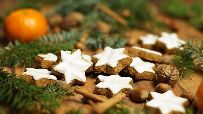 Juledekorationen med stjerner og nødder