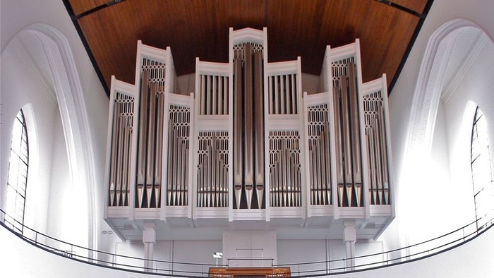 Große Kirchenorgel mit mehreren Manualen und Registern in einem hellen Kirchenraum