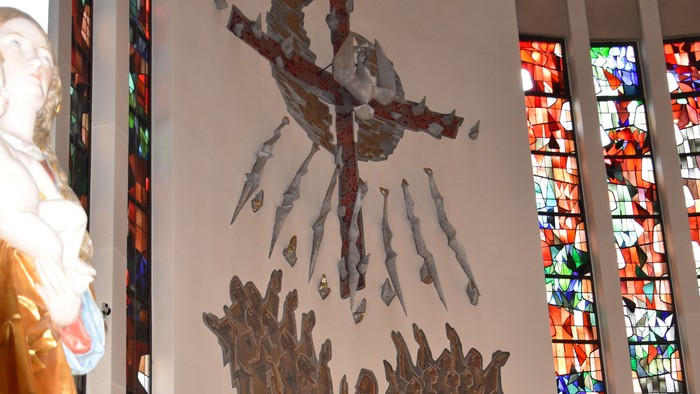 In der Kirche hängen zwei große Holzskulpturen über dem Altar.