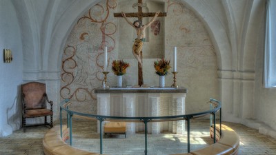 Alter i kirke med kors og lysestake