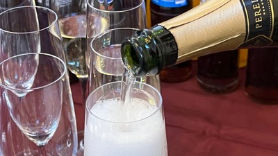 Champagne hældes i flûtes fra en mousserende vinflaske.