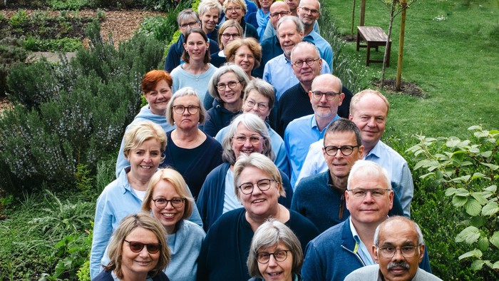 Große Gruppe von Menschen posiert im Garten