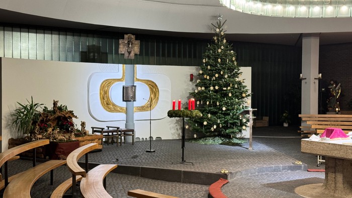 Kircheninneres mit Weihnachtsbaum und Altar