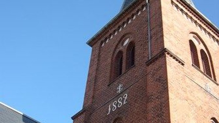 Tårn med årstal 1882 på kirke.