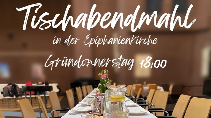 Elegante Kirchendinner-Tafel für den Vorabend von Epiphanias mit festlichen Gedecken und Grünschmuck.