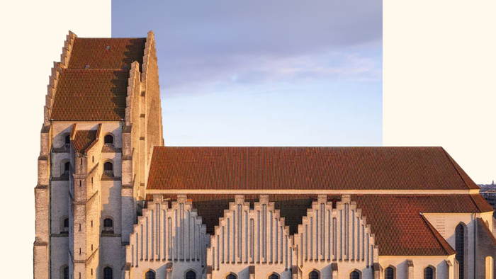 Gotisk kirke med høje buer og spisse tårn mod himlen